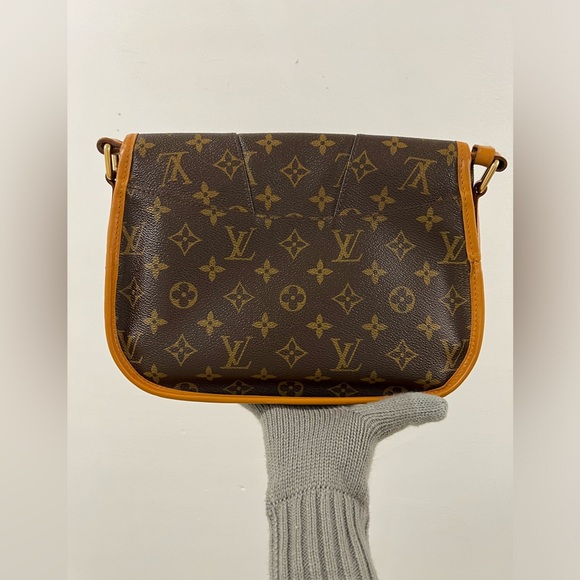 Authentic Menilmontant PM Louis Vuitton Flap messenger bag - Picture 3 of 15